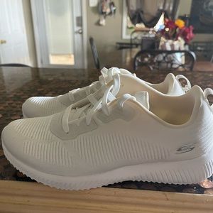 New with tag sketchers women’s tennis shoes with memory foam size 8.5